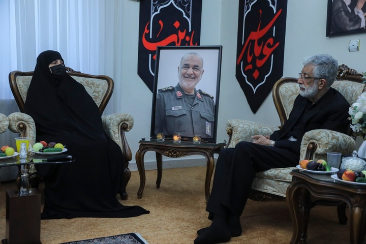 دیدار اعضای دفتر حفظ و نشر آثار رهبر شهید با خانوادۀ شهید سلامی