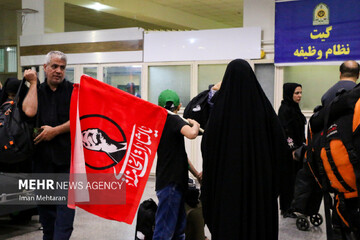 تردد زائران اربعین با پرچم‌ سرخ انتقام - مرز خسروی