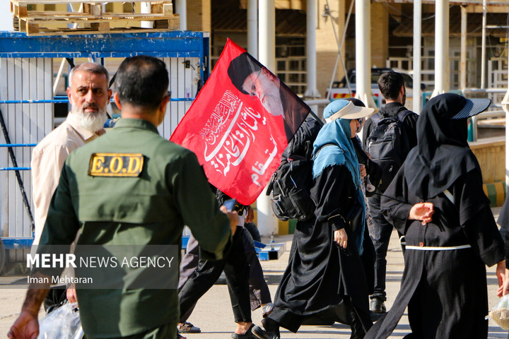 تردد زائران اربعین با پرچم‌ سرخ انتقام - مرز خسروی