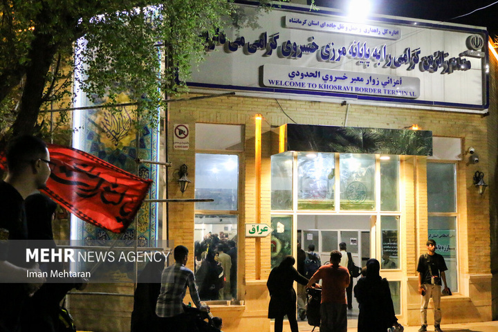 تردد زائران اربعین با پرچم‌ سرخ انتقام - مرز خسروی