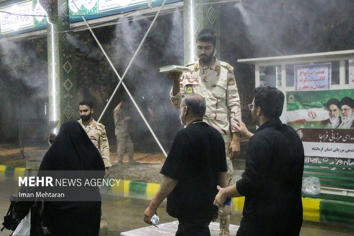 تردد زائران اربعین با پرچم‌ سرخ انتقام - مرز خسروی