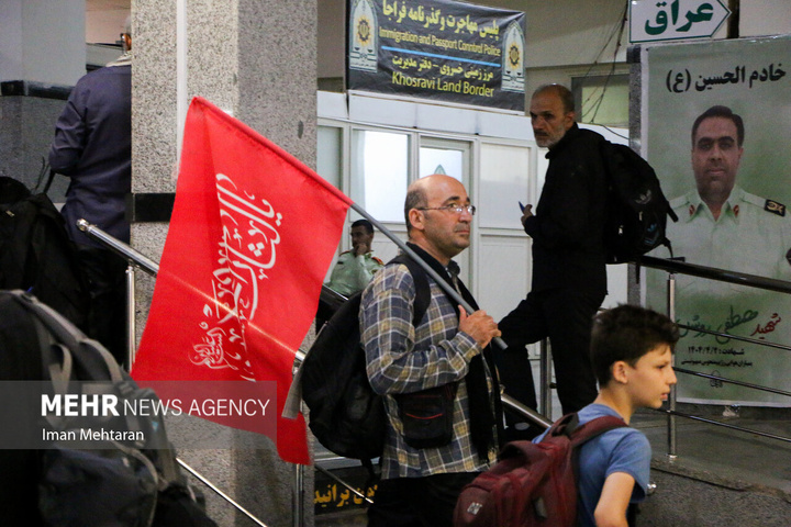تردد زائران اربعین با پرچم‌ سرخ انتقام - مرز خسروی