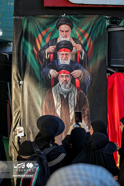 راهپیمایی زائرین اربعین به یاد آقای شهید ایران