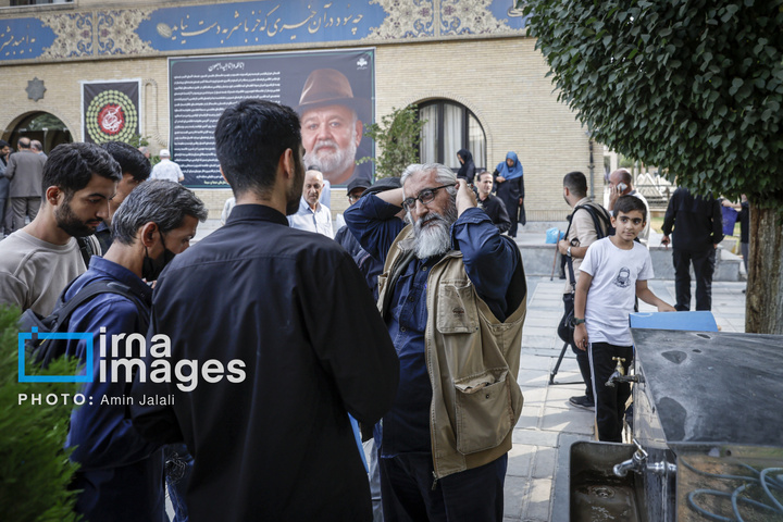 مراسم یادبود «اکبر عبدی» در مسجد بلال