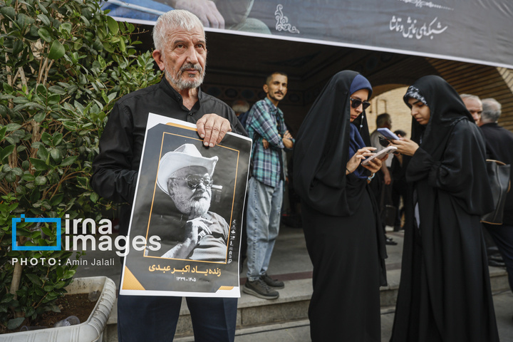 مراسم یادبود «اکبر عبدی» در مسجد بلال