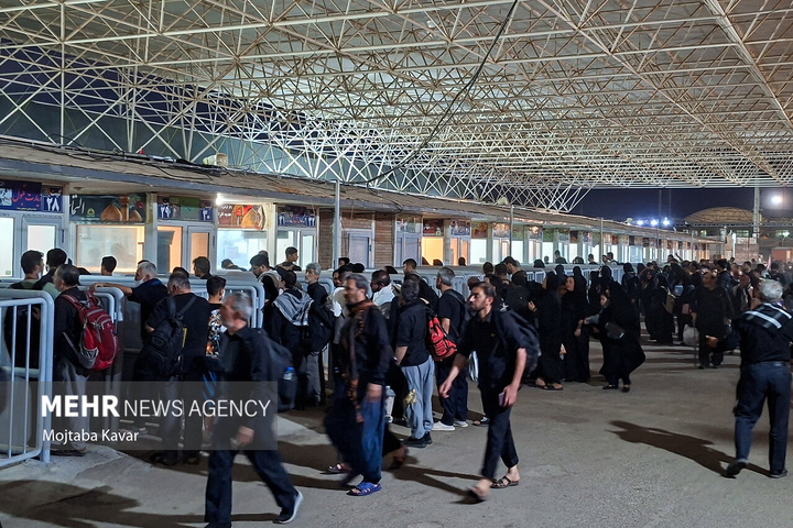 بازگشت زوار اربعین حسینی از مرز مهران
