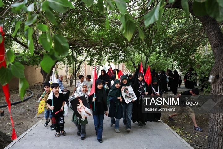 پیاده‌روی نمادین اربعینی کودکان به نیابت از رهبر شهید