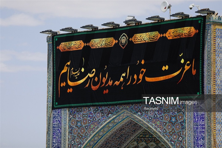 کتیبه آرایی اماکن متبرکه رضوی در دهه پایانی ماه صفر