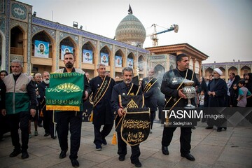 مراسم لاله گردانی خدام حرم مطهر حضرت شاهچراغ علیه السلام در شام غریبان شهادت امام رضا علیه السلام