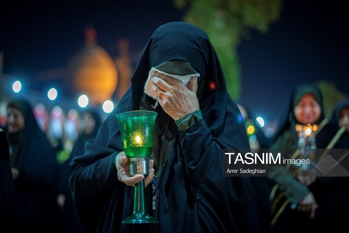 مراسم لاله گردانی خدام حرم مطهر حضرت شاهچراغ علیه السلام در شام غریبان شهادت امام رضا علیه السلام