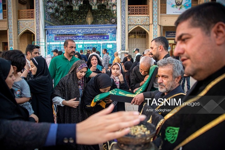 مراسم لاله گردانی خدام حرم مطهر حضرت شاهچراغ علیه السلام در شام غریبان شهادت امام رضا علیه السلام