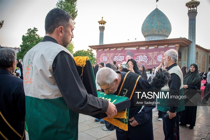 مراسم لاله گردانی خدام حرم مطهر حضرت شاهچراغ علیه السلام در شام غریبان شهادت امام رضا علیه السلام