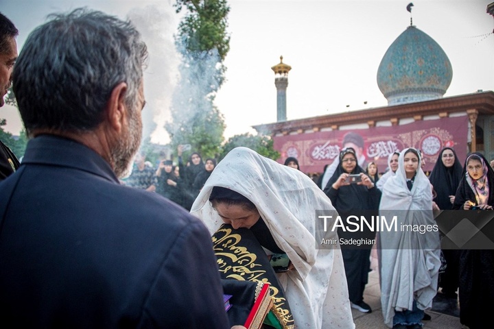 مراسم لاله گردانی خدام حرم مطهر حضرت شاهچراغ علیه السلام در شام غریبان شهادت امام رضا علیه السلام