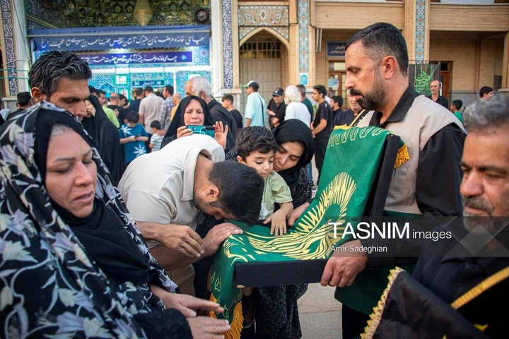 مراسم لاله گردانی خدام حرم مطهر حضرت شاهچراغ علیه السلام در شام غریبان شهادت امام رضا علیه السلام