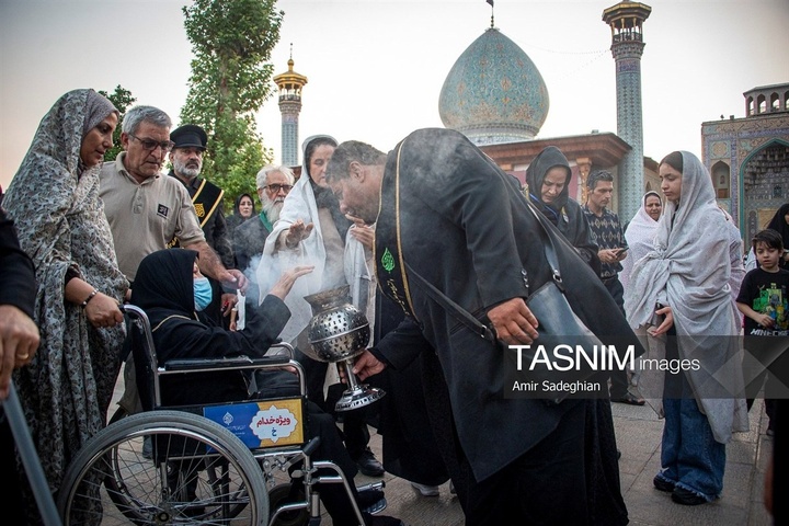 مراسم لاله گردانی خدام حرم مطهر حضرت شاهچراغ علیه السلام در شام غریبان شهادت امام رضا علیه السلام