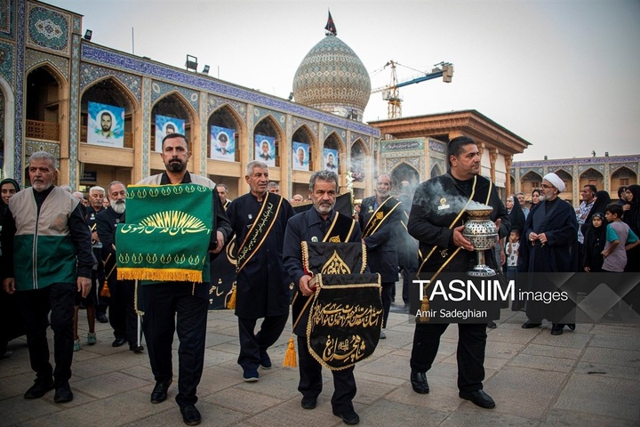 مراسم لاله گردانی خدام حرم مطهر حضرت شاهچراغ علیه السلام در شام غریبان شهادت امام رضا علیه السلام