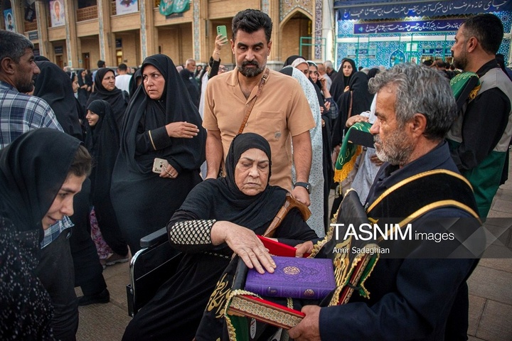 مراسم لاله گردانی خدام حرم مطهر حضرت شاهچراغ علیه السلام در شام غریبان شهادت امام رضا علیه السلام
