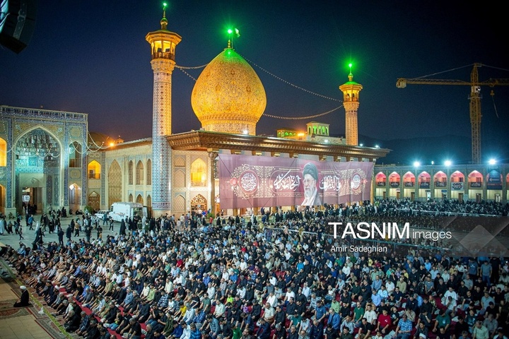 مراسم لاله گردانی خدام حرم مطهر حضرت شاهچراغ علیه السلام در شام غریبان شهادت امام رضا علیه السلام