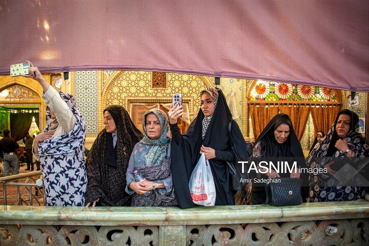 مراسم لاله گردانی خدام حرم مطهر حضرت شاهچراغ علیه السلام در شام غریبان شهادت امام رضا علیه السلام