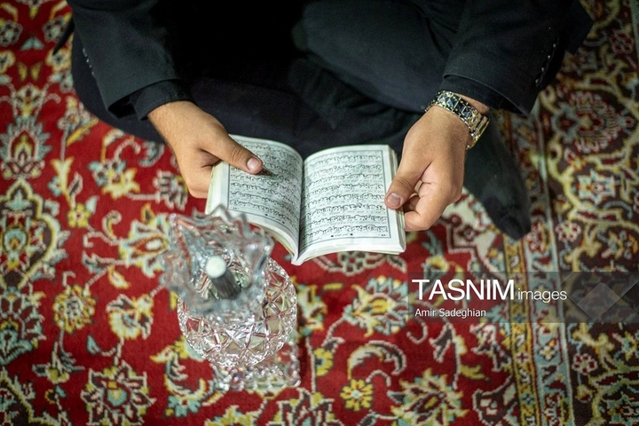 مراسم لاله گردانی خدام حرم مطهر حضرت شاهچراغ علیه السلام در شام غریبان شهادت امام رضا علیه السلام