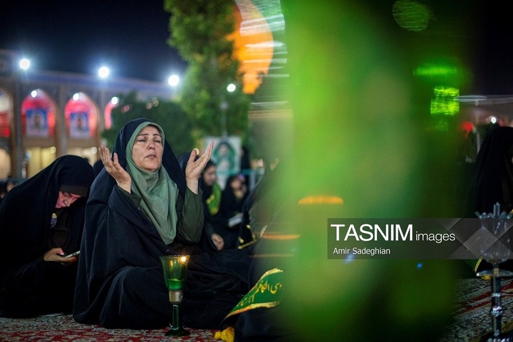 مراسم لاله گردانی خدام حرم مطهر حضرت شاهچراغ علیه السلام در شام غریبان شهادت امام رضا علیه السلام