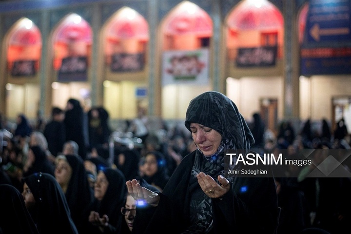 مراسم لاله گردانی خدام حرم مطهر حضرت شاهچراغ علیه السلام در شام غریبان شهادت امام رضا علیه السلام