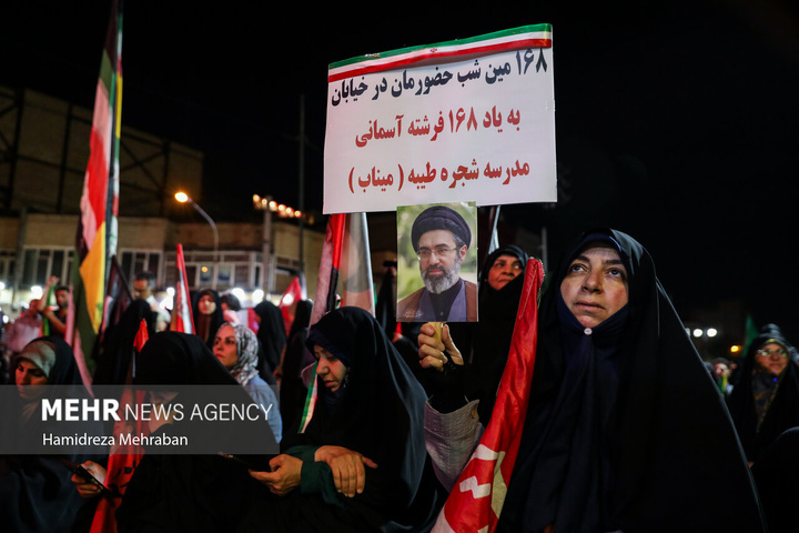 تجمع شبانه تهرانی‌ها به یاد ۱۶۸ شهید دانش آموز میناب