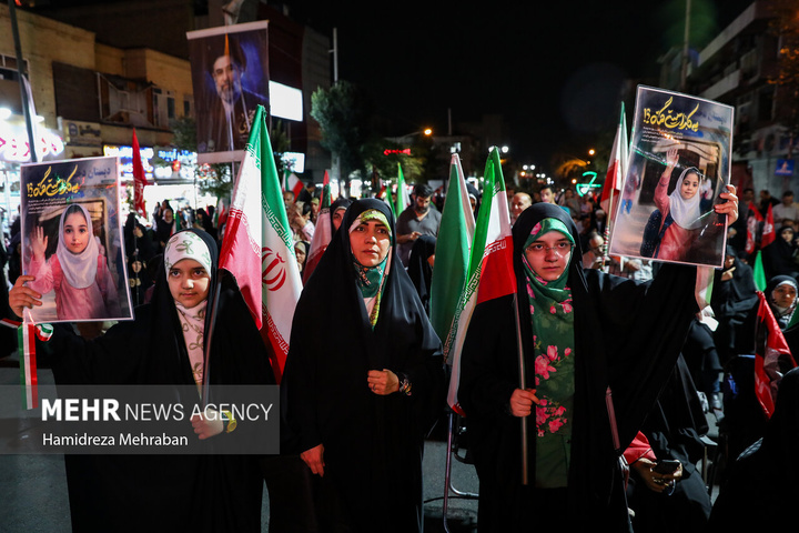 تجمع شبانه تهرانی‌ها به یاد ۱۶۸ شهید دانش آموز میناب