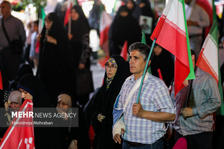 تجمع شبانه تهرانی‌ها به یاد ۱۶۸ شهید دانش آموز میناب