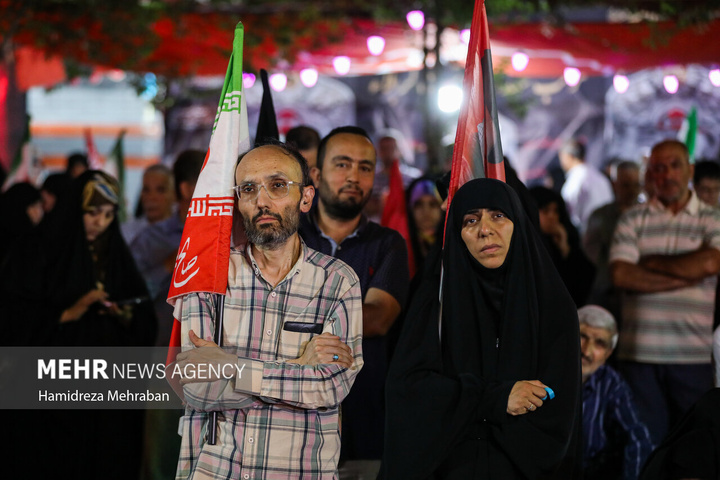 تجمع شبانه تهرانی‌ها به یاد ۱۶۸ شهید دانش آموز میناب