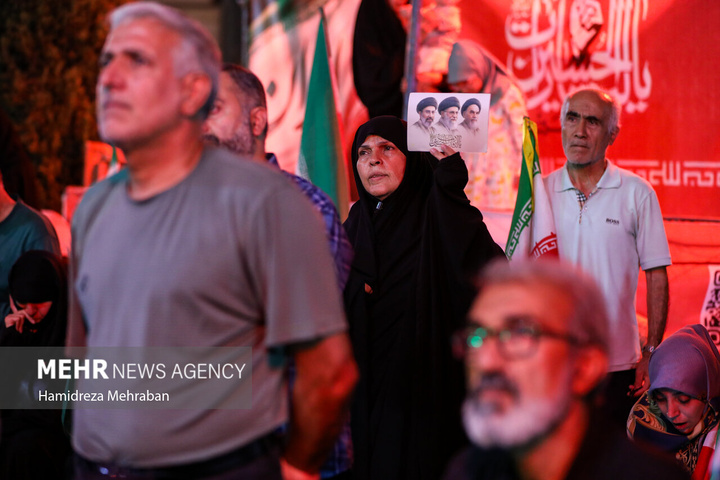 تجمع شبانه تهرانی‌ها به یاد ۱۶۸ شهید دانش آموز میناب