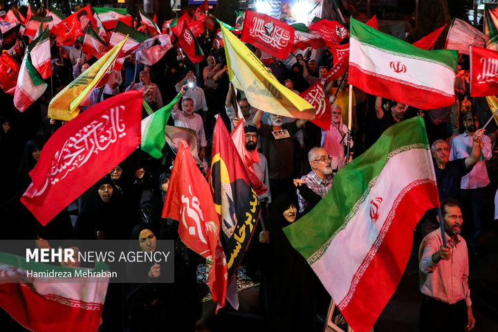 تجمع شبانه تهرانی‌ها به یاد ۱۶۸ شهید دانش آموز میناب