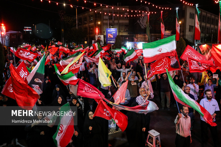 تجمع شبانه تهرانی‌ها به یاد ۱۶۸ شهید دانش آموز میناب