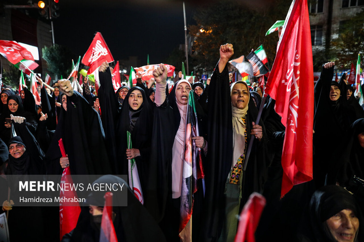 تجمع شبانه تهرانی‌ها به یاد ۱۶۸ شهید دانش آموز میناب