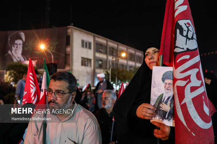تجمع شبانه تهرانی‌ها به یاد ۱۶۸ شهید دانش آموز میناب