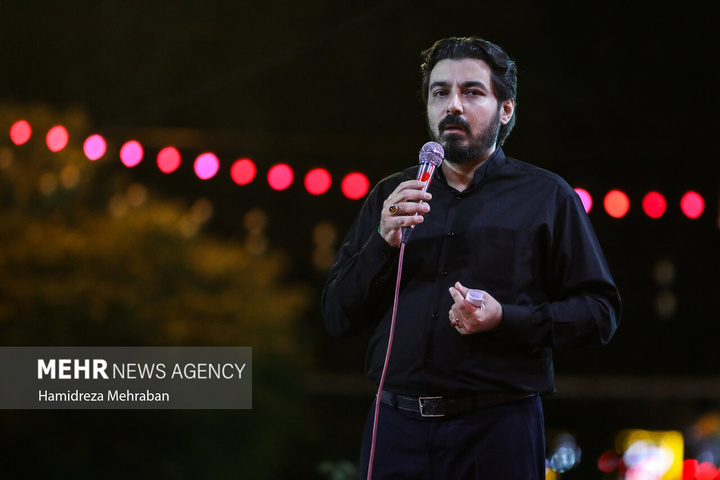 تجمع شبانه تهرانی‌ها به یاد ۱۶۸ شهید دانش آموز میناب