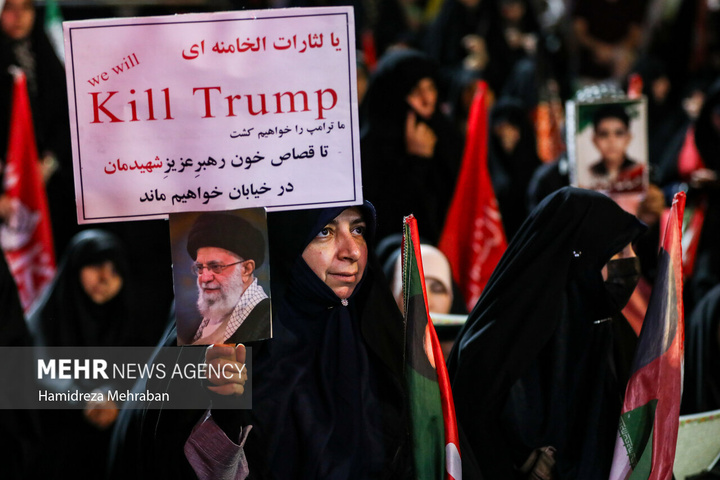 تجمع شبانه تهرانی‌ها به یاد ۱۶۸ شهید دانش آموز میناب