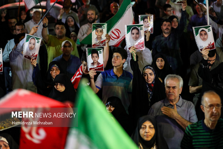 تجمع شبانه تهرانی‌ها به یاد ۱۶۸ شهید دانش آموز میناب