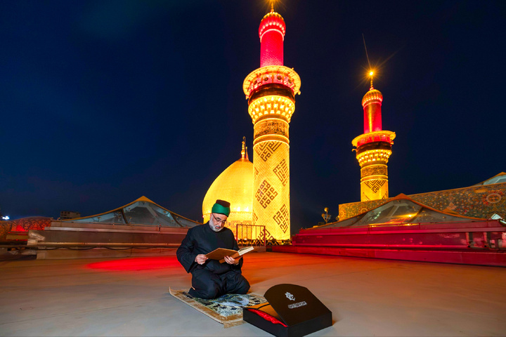 تعویض پرچم حرم امام حسین علیه‌السلام و حضرت عباس علیه‌السلام