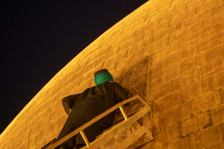 تعویض پرچم حرم امام حسین علیه‌السلام و حضرت عباس علیه‌السلام
