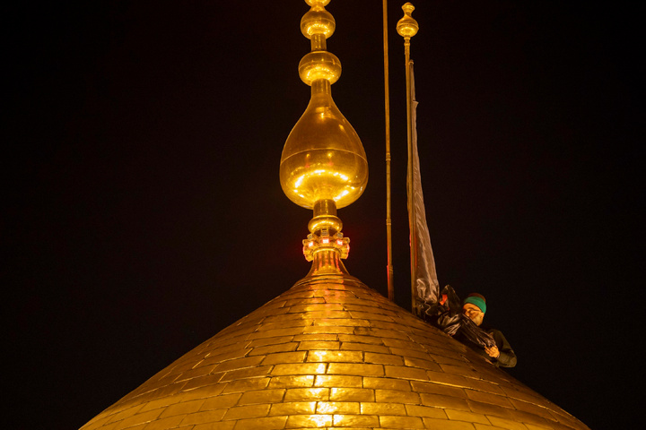 تعویض پرچم حرم امام حسین علیه‌السلام و حضرت عباس علیه‌السلام