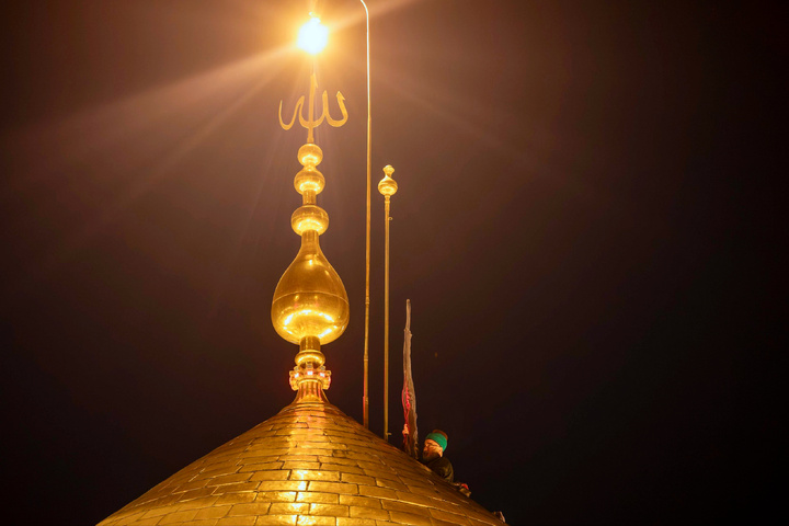تعویض پرچم حرم امام حسین علیه‌السلام و حضرت عباس علیه‌السلام