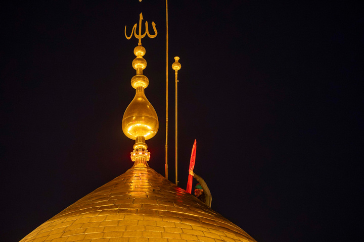 تعویض پرچم حرم امام حسین علیه‌السلام و حضرت عباس علیه‌السلام