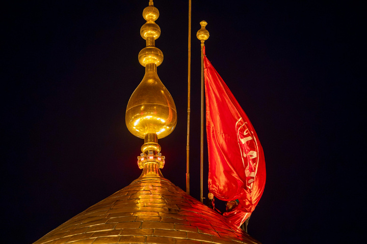 تعویض پرچم حرم امام حسین علیه‌السلام و حضرت عباس علیه‌السلام