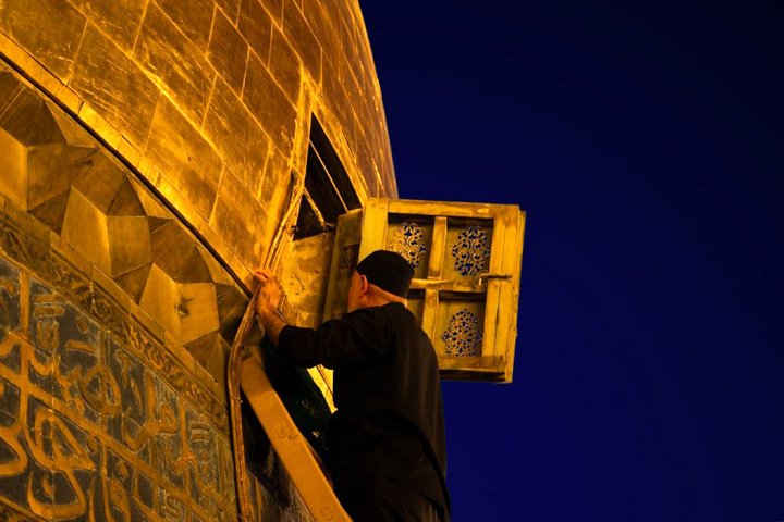 تعویض پرچم حرم امام حسین علیه‌السلام و حضرت عباس علیه‌السلام