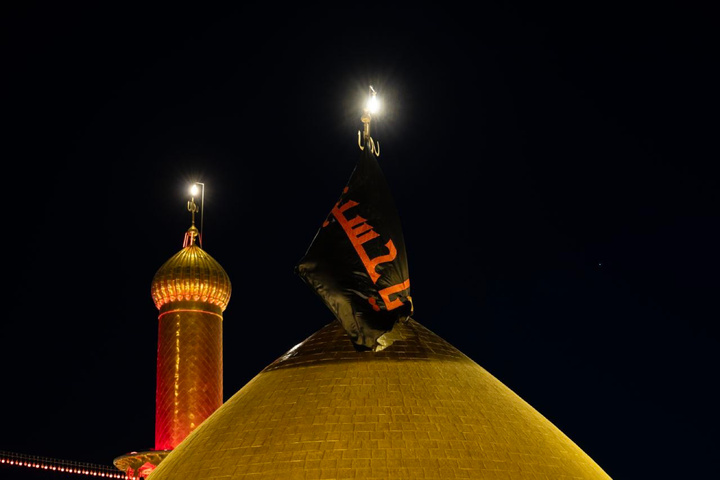 تعویض پرچم حرم امام حسین علیه‌السلام و حضرت عباس علیه‌السلام