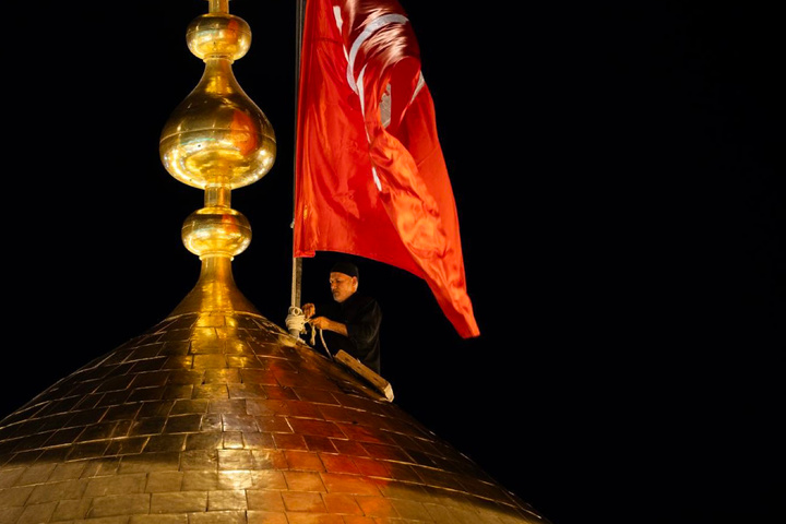 تعویض پرچم حرم امام حسین علیه‌السلام و حضرت عباس علیه‌السلام