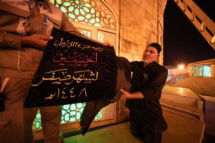تعویض پرچم حرم امام حسین علیه‌السلام و حضرت عباس علیه‌السلام