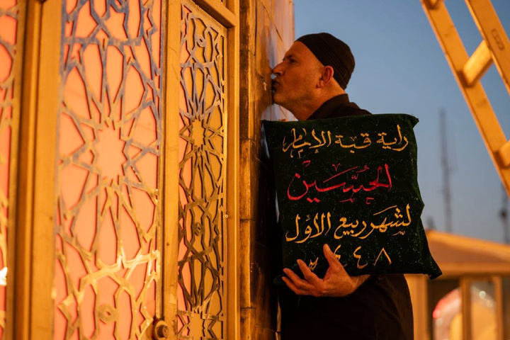 تعویض پرچم حرم امام حسین علیه‌السلام و حضرت عباس علیه‌السلام
