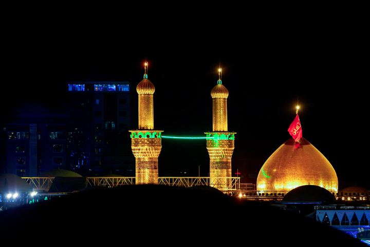 تعویض پرچم حرم امام حسین علیه‌السلام و حضرت عباس علیه‌السلام